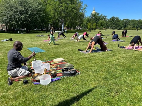 Kelvin Young, terapeuta de sonido certificado, ofrece un baño de sonido mientras los participantes disfrutan de una clase de Yoga In Our City en Bushnell Park en Hartford.