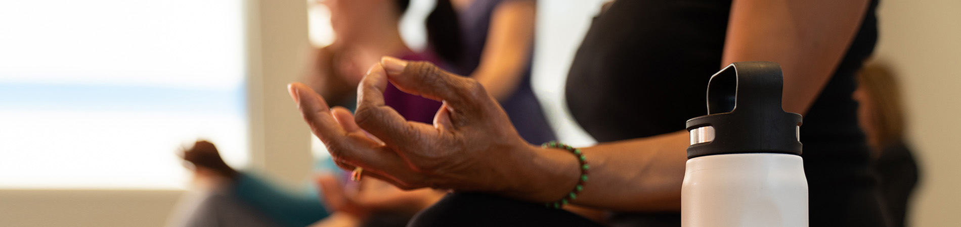 mujeres practicando meditación en un entorno grupal