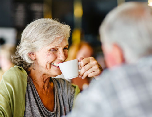 CCI, Medicare, imagen de mujer bebiendo café con CTA
